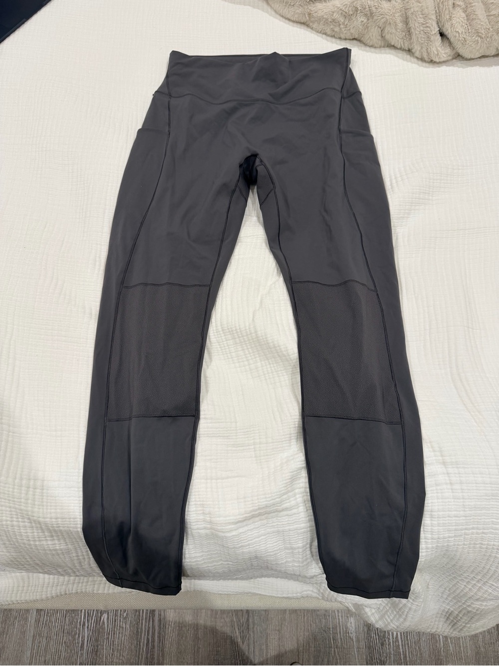Aritzia GOLDEN Grey Leggings with pockets - Picture 2 of 3